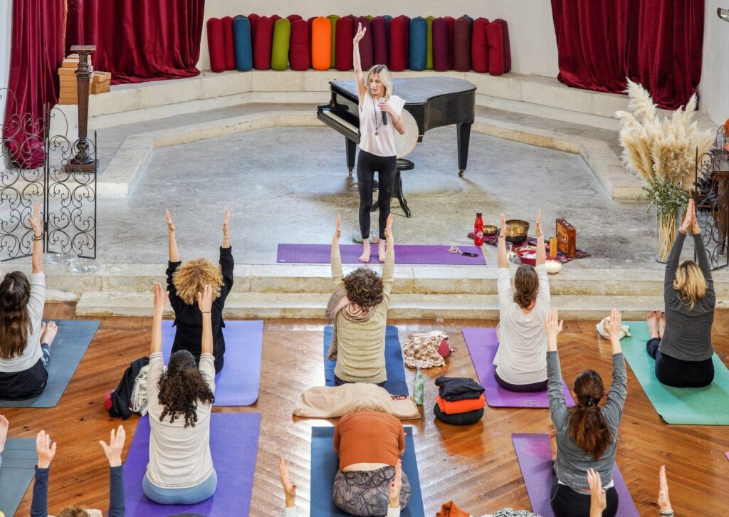 Cours de yoga dans une retraite de yoga à Aubagne
