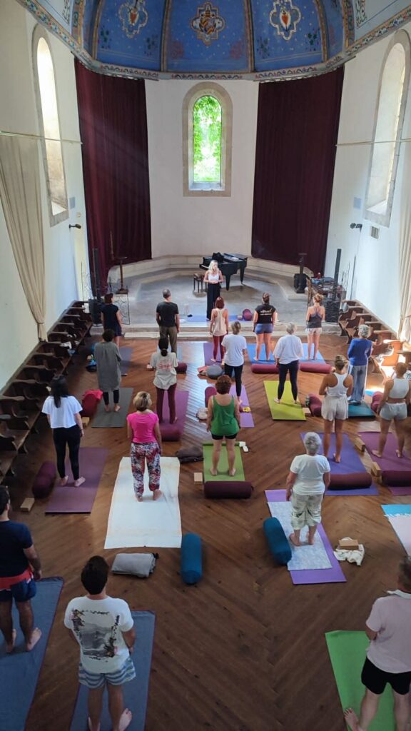 Cours de yoga Aubagne dans une retraite de yoga