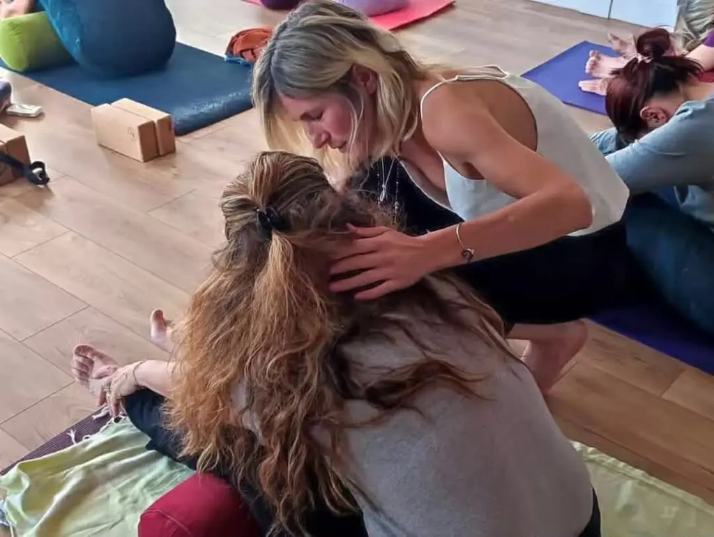Professeur de yoga Aubagne dans un cours individuel